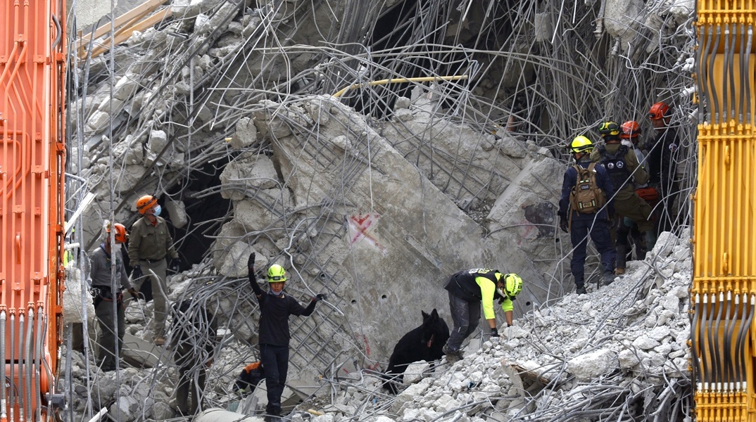 Διασώστες ερευνούν στα χαλάσματα στη Μιανμάρ