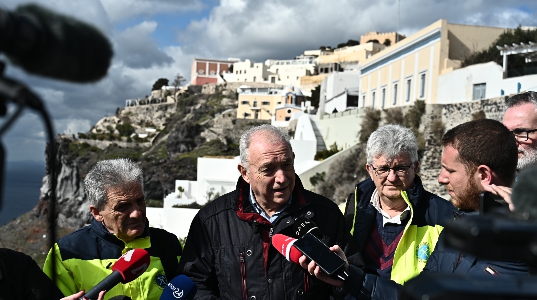 Ο Ευθύμης Λέκκας κατά τη διάρκεια αυτοψίας στη Σαντορίνη