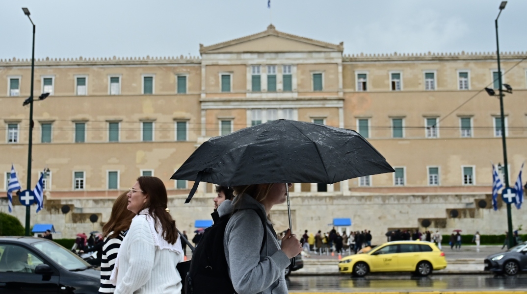 περαστικοι, ομπρελες, βροχη, Βουλη