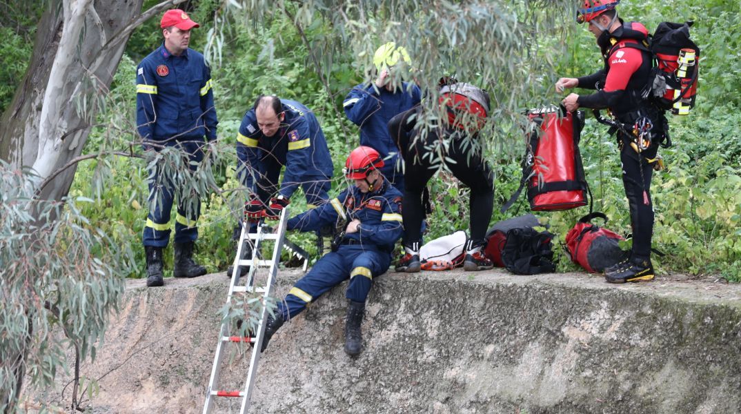 Εγκλωβισμένα ήταν το απόγευμα της Παρασκευής δύο άτομα στο ρέμα Προμπονά στα Πατήσια λόγω βροχόπτωσης
