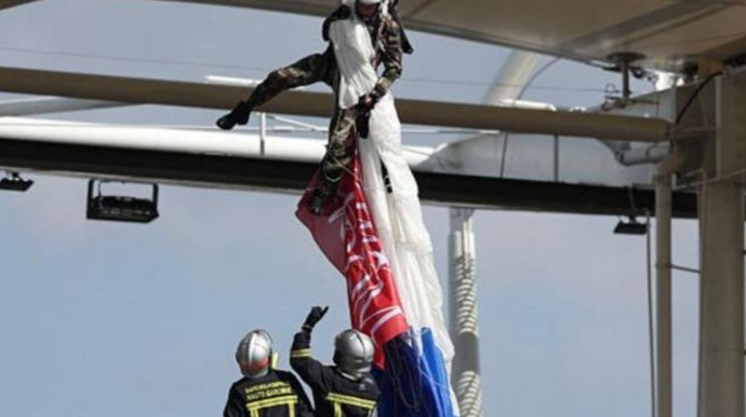 Τουλούζη: Αλεξιπτωτιστής έπεσε κατά λάθος στο στέγαστρο σταδίου και παγιδεύτηκε