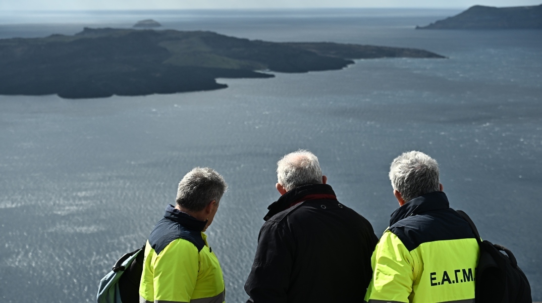 Κλιμάκιο του ΕΑΓΜΕ κατά τη διάρκεια αυτοψίας στη Σαντορίνη