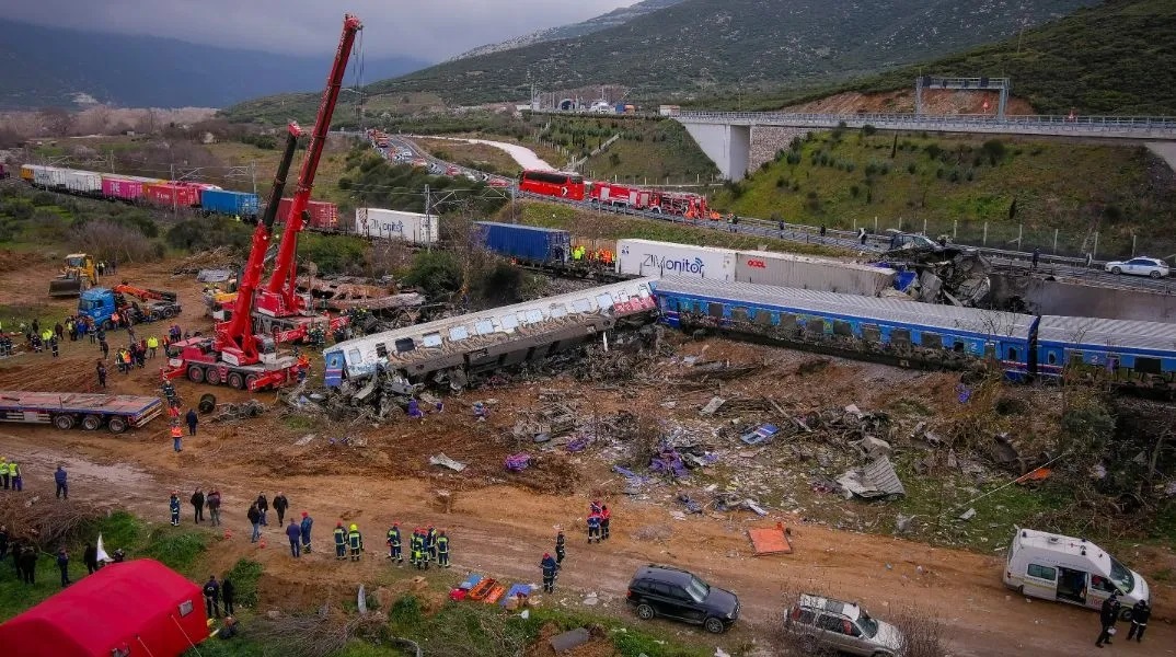 συντριμμια απο συγκρουση τρενων