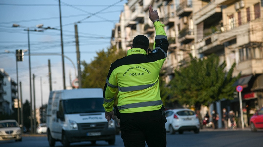 Θεσσαλονίκη: 37χρονη παρέσυρε τροχονόμο  - Το βίντεο που καταγράφηκε από κάμερα ασφαλείας