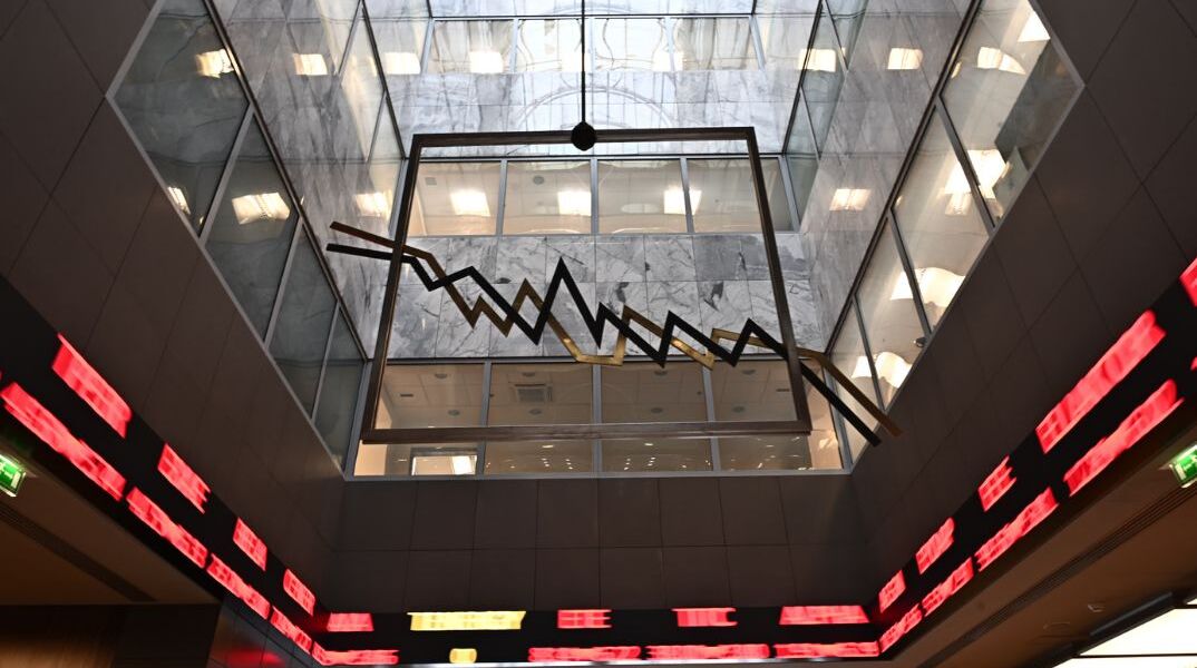 Χρηματιστήριο: Σε ελεύθερη πτώση - Έχασε όλα τα κέρδη του 2025 λόγω των δασμών