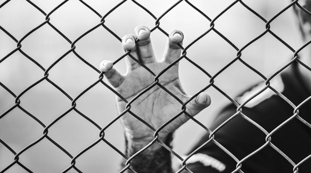 ανδρας πιανει καγκελα