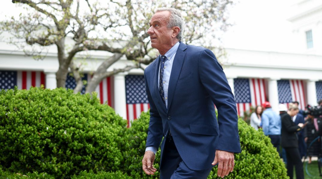 Ο Kένεντι Τζούνιορ χαρακτηρίζει διεφθαρμένο το Lancet και «ζυγίζει» απαγόρευση επιστημονικών δημοσιεύσεων