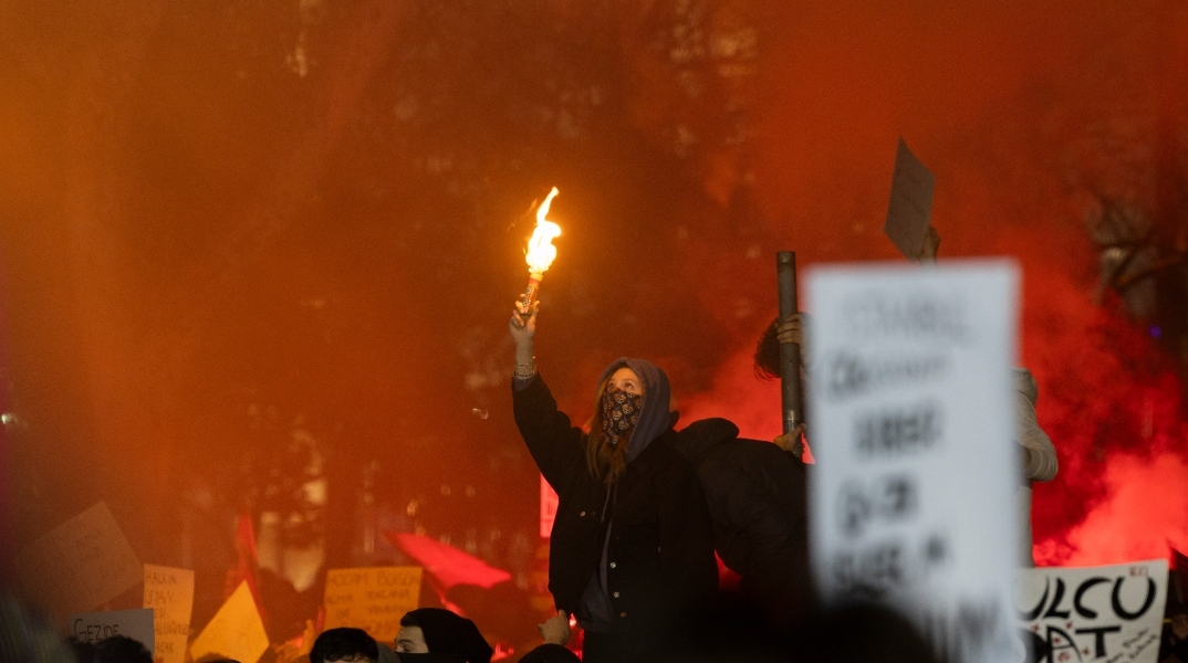 διαδηλωτης κραταει πυρσο