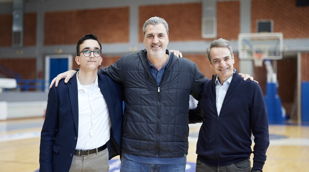 Ο Παναγιώτης Τζαβέλλας με τον προπονητή Νίκο Οικονόμου και τον Πρωθυπουργό Κυριάκο Μητσοτάκη