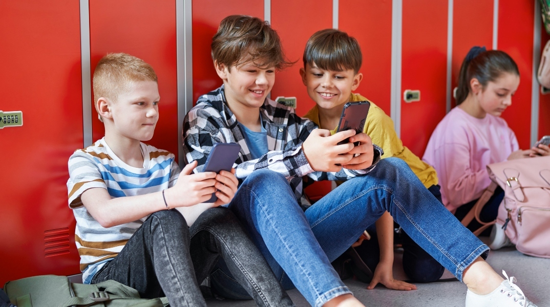 Παιδιά με κινητά