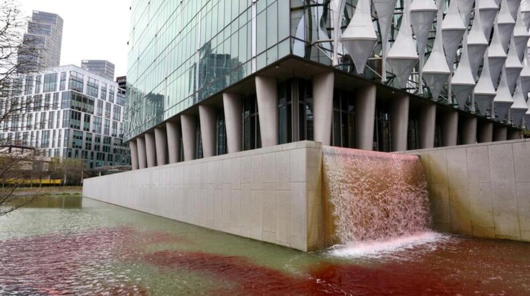 κοκκινη μποδια, συντριβανι