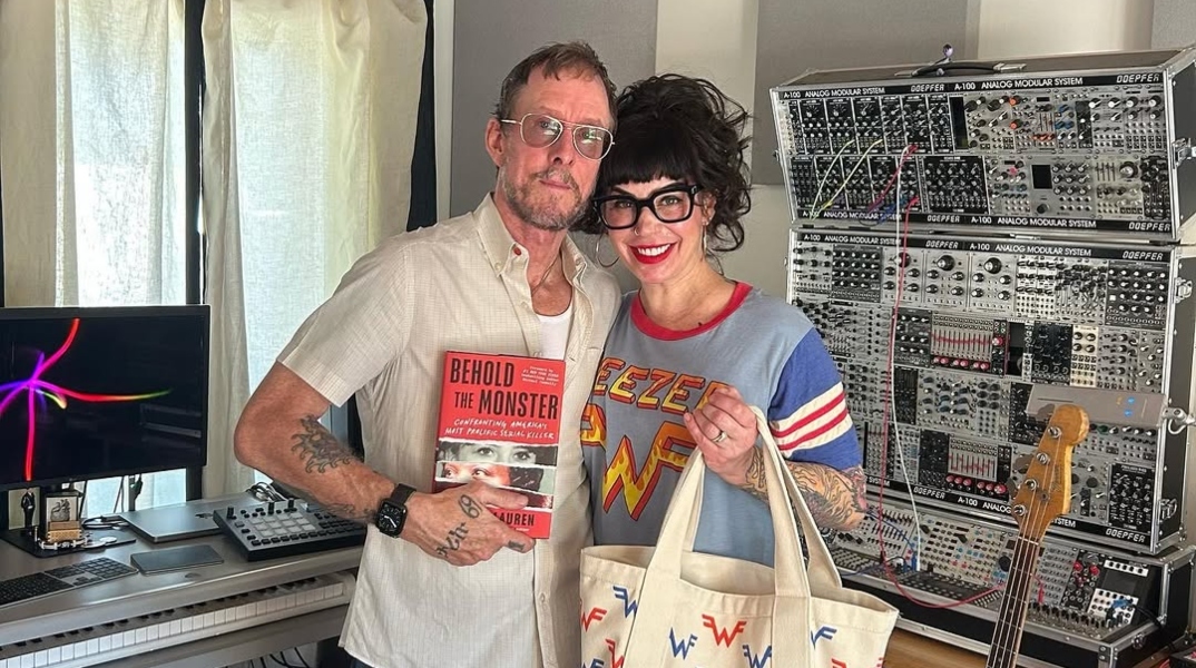 Ο μπασίστας των Weezer, Σκοτ Σράινερ και η συγγραφέας Τζίλιαν Λόρεν