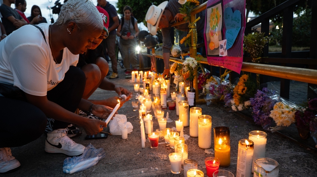 κοσμος αναβει κερια στο δρομο