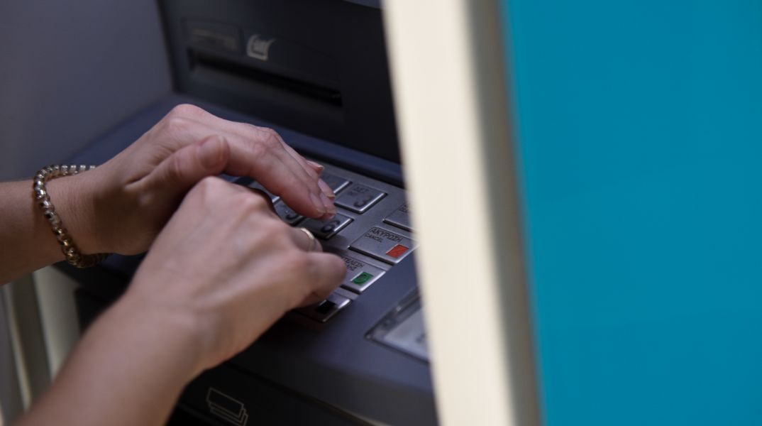 Από τις 11 Αυγούστου οι αναλήψεις σε ΑΤΜ τραπεζών χωρίς προμήθεια