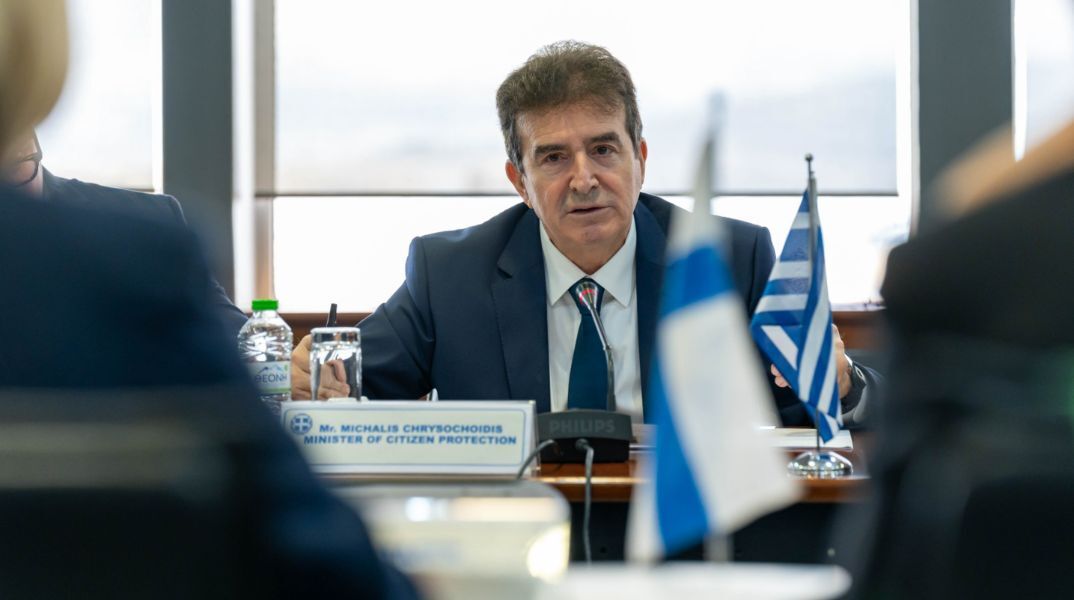 LIVE οι ανακοινώσεις Χρυσοχοϊδη για την παράνομη οπλοκατοχή