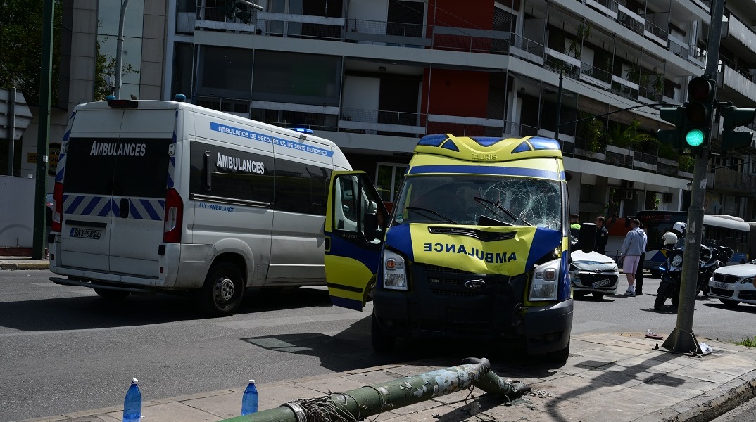 Ασθενοφόρο συγκρούστηκε με ΙΧ και έπεσε σε κολώνα στο κέντρο της Αθήνας