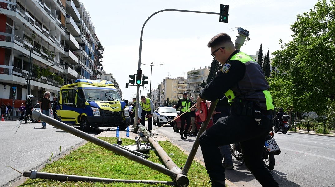 Πώς συνέβη το τροχαίο με το ασθενοφόρο στο Παγκράτι - Σε σοβαρή κατάσταση η μία πεζή