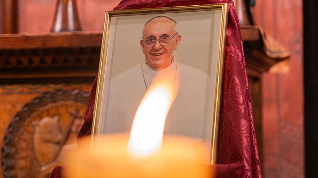 Παγκόσμια συγκίνηση για τον Πάπα «των φτωχών» - Χιλιάδες πιστοί σε όλον τον κόσμο θρηνούν 