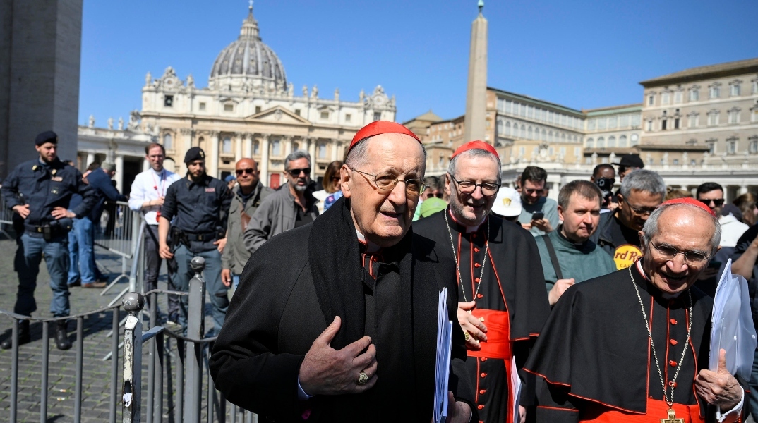 Καρδινάλιοι στην πλατεία Βατικανού στη Ρώμη