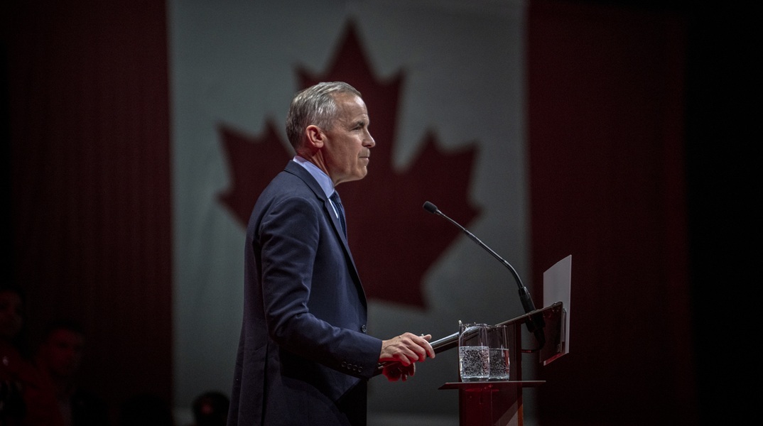 Explainer: Πώς ο Τραμπ κατέστησε δυνατή τη νίκη του Κάρνεϊ στον Καναδά 