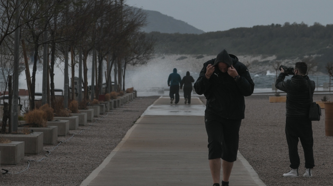 βροχη, ανεμος, περαστικοι, λιμανι