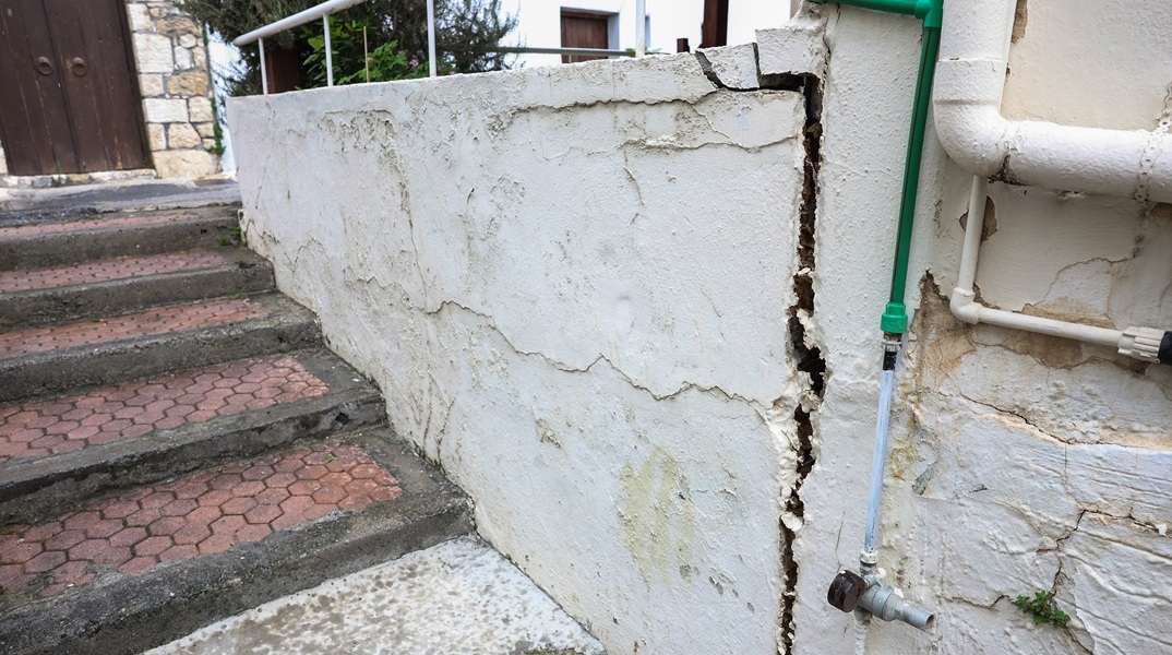 Βούτες Ηρακλείου-Ρηγματώσεις: Κατολίσθηση «βλέπει» ο καθηγητής Λουπασάκης