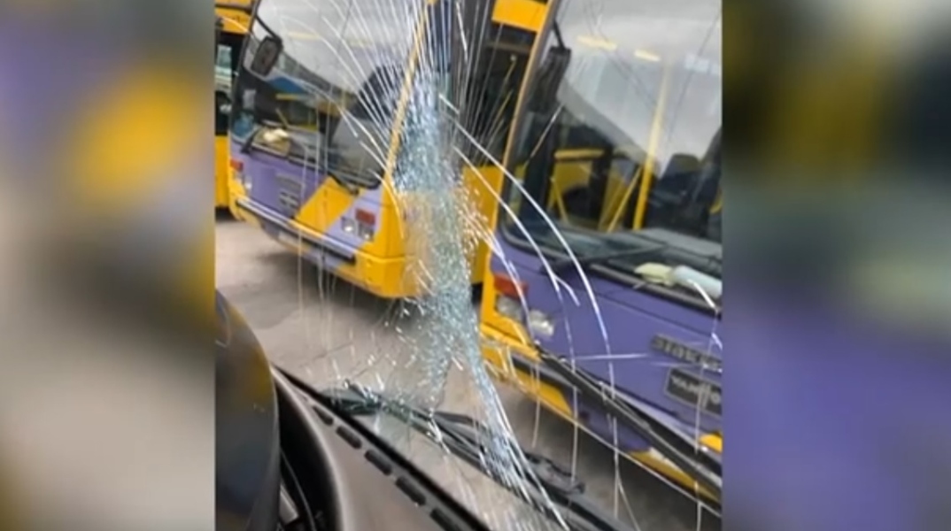 σπασμενο παμπριζ λεωφορειου