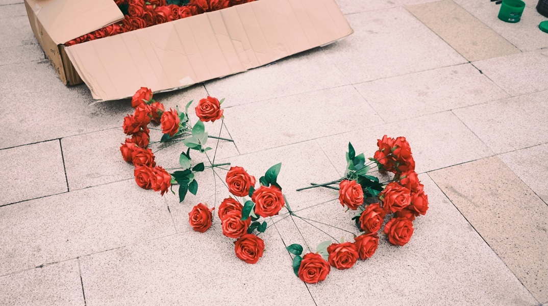 Φρίκαρε μια γυναίκα όταν έλαβε λουλούδια από τον άνδρα της που είχε αυτοκτονήσει 