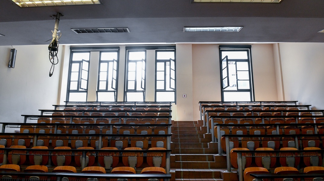 Επίθεση στη Νομική: Σαρώνει η ΕΛΑΣ το χώρο για αποτυπώματα και γενετικό υλικό