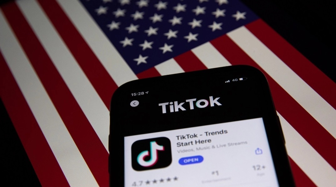 οθονη κινητου, TikTok, αμερικανικη σημαια