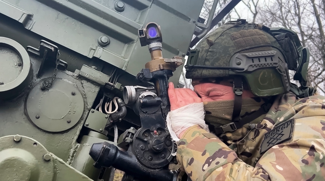 Ρώσος χειριστής πυροβολικού στην περιφέρεια του Κουρσκ
