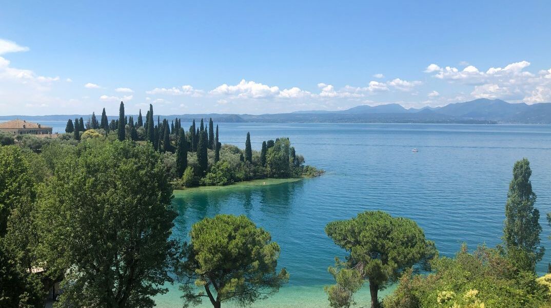 Οργή στην Ιταλία καθώς 75.000 τουρίστες κατακλύζουν τους δρόμους του γραφικού χωριού της λίμνης Γκάρντα