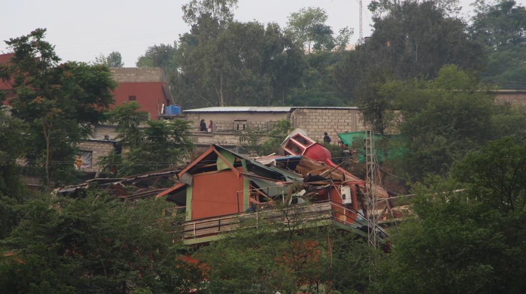 κατεστραμμένα σπίτια , δεντρα
