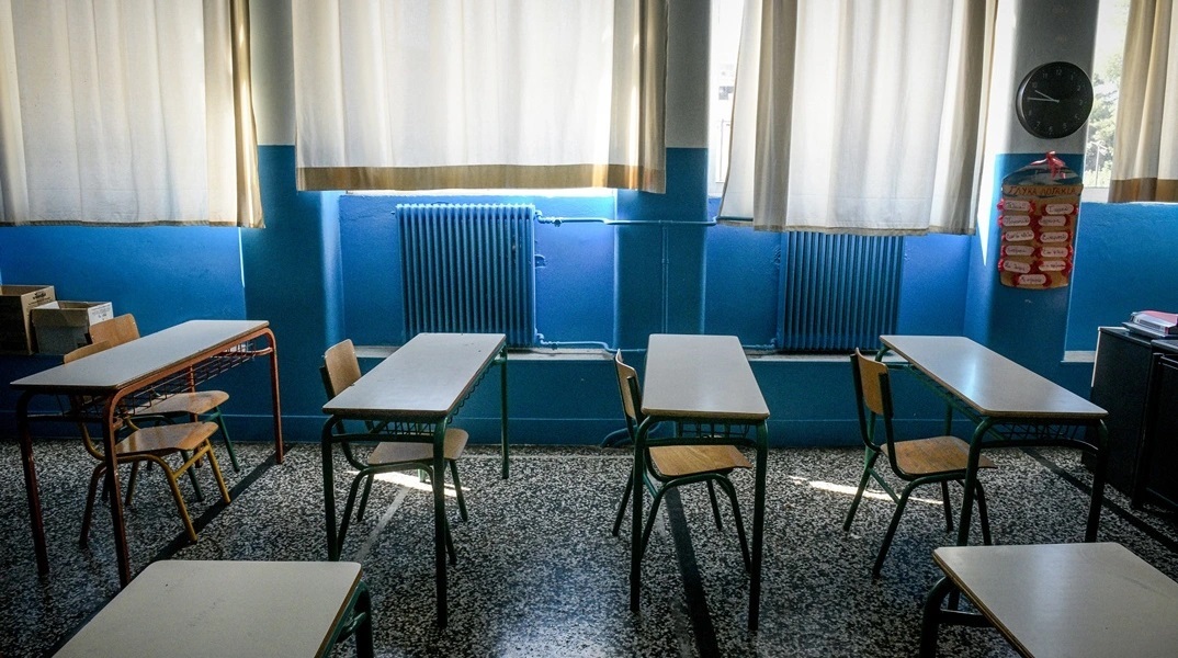 σχολικη αιθουσα, θρανια, καρεκλες