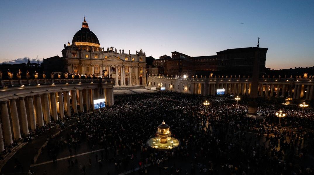 Βατικανό: Μαύρος καπνός από την καμινάδα της Καπέλα Σιξτίνα - Νon habemus Papam