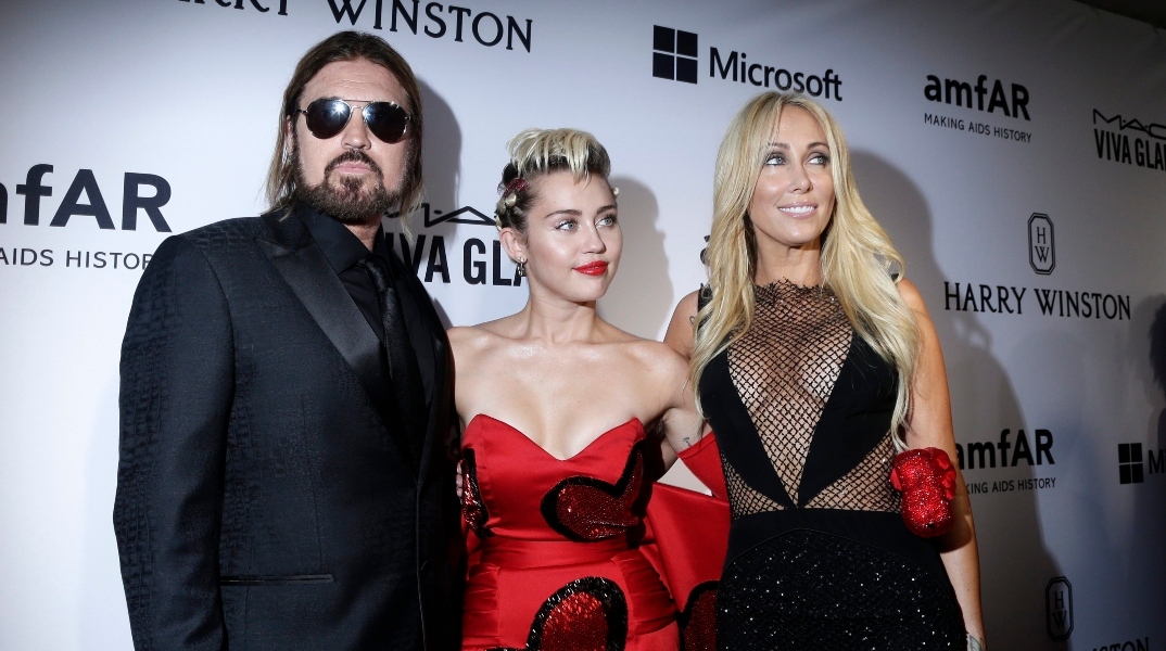 Η Μάιλι Σάιρους με τους γονείς της, Μπίλι Ρέυ και Τις