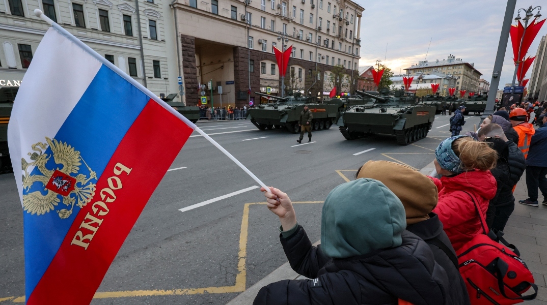 στρατιωτικη παρελαση, σημαιες, κοσμος, τανκς