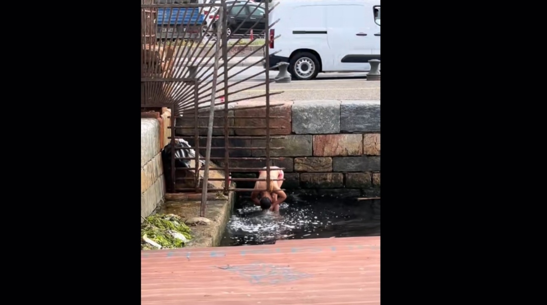 νεαρή λουζει τα μαλλιά της στον Θερμαϊκό