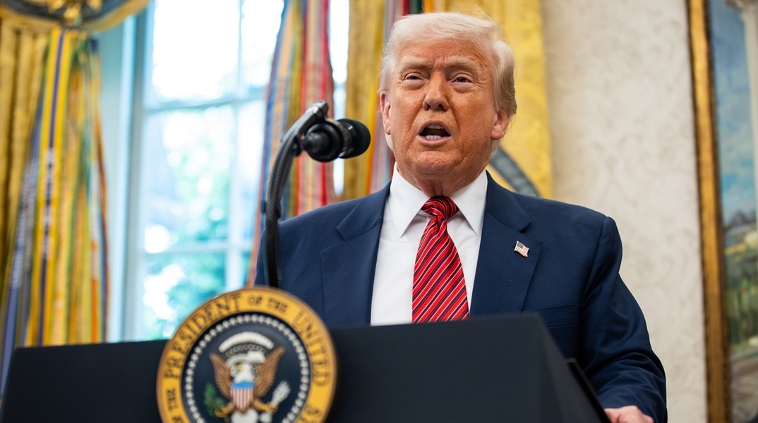 Εμπορική συμφωνία ΗΠΑ και Βρετανίας για τους δασμούς ανακοίνωσε ο Τραμπ