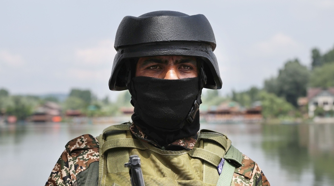 Ινδός στρατιώτης στα σύνορα με το Πακιστάν