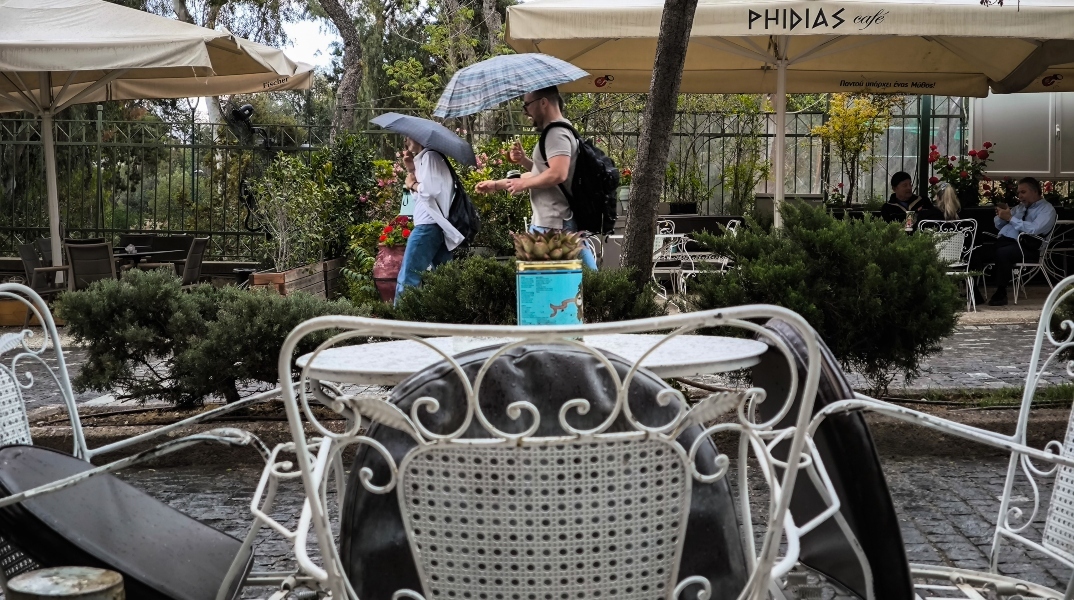 πεζοι, ομπρελες, καθισματα