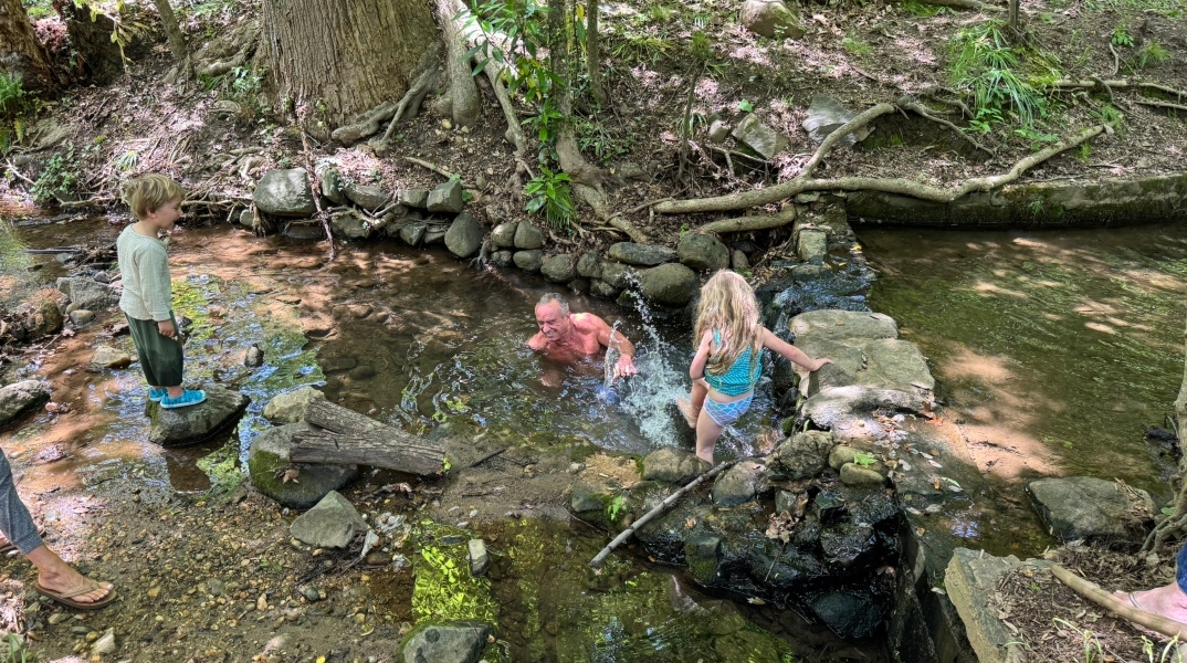 Ο Ρόμπερτ Κένεντι Τζούνιορ κάνει μπάνιο σε μολυσμένο ρυάκι με τα εγγόνια του