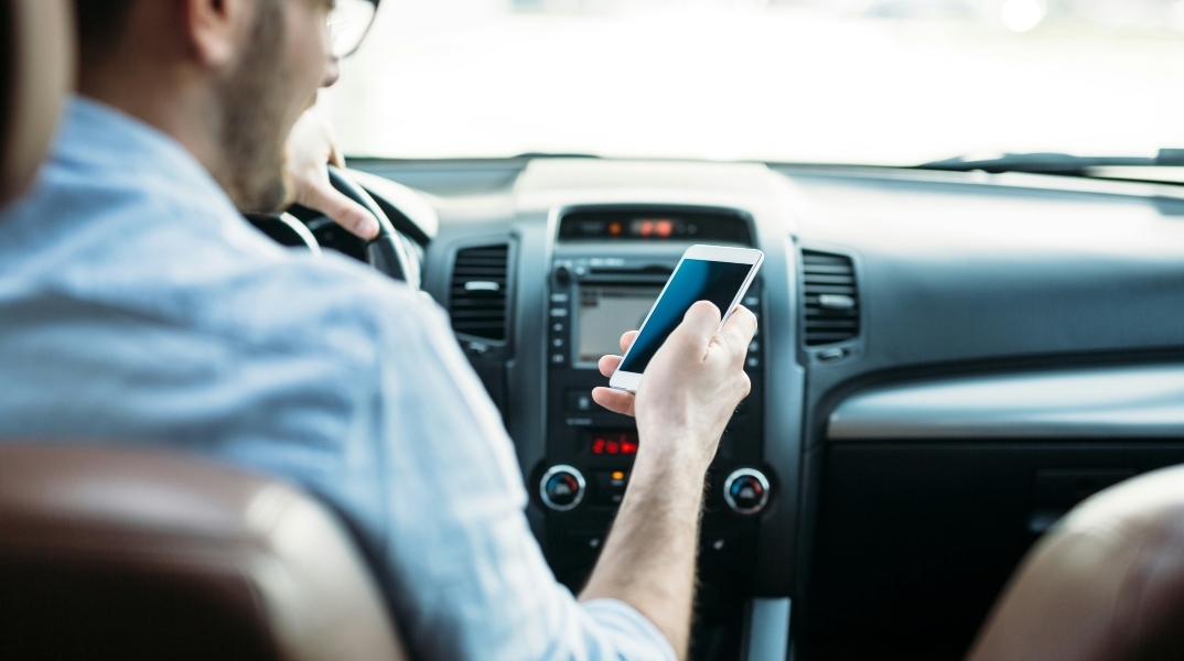 οδηγος με κινητο στο χερι