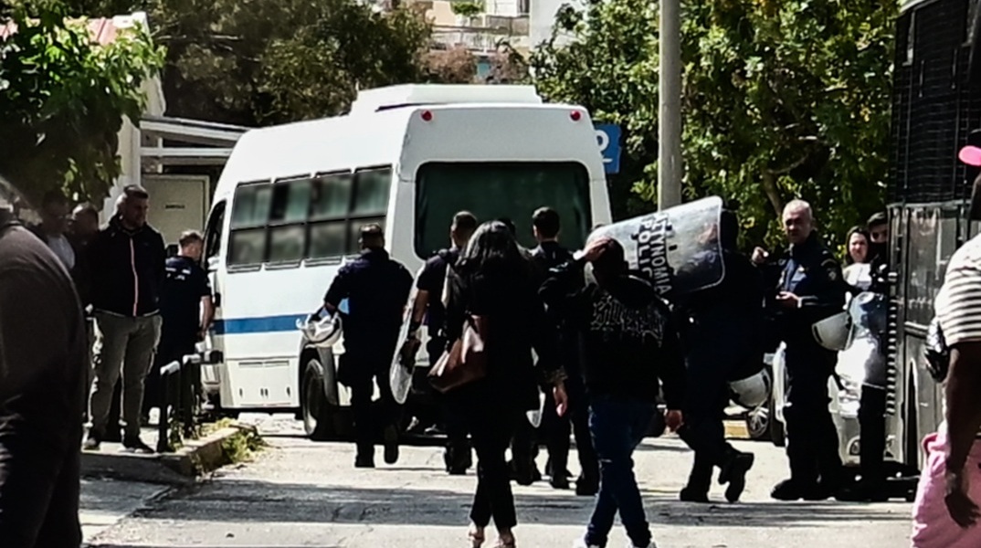 Επίθεση στη Νομική: Ποινική δίωξη για ένα κακούργημα και οκτώ πλημμελήματα σε βάρος των έξι συλληφθέντων