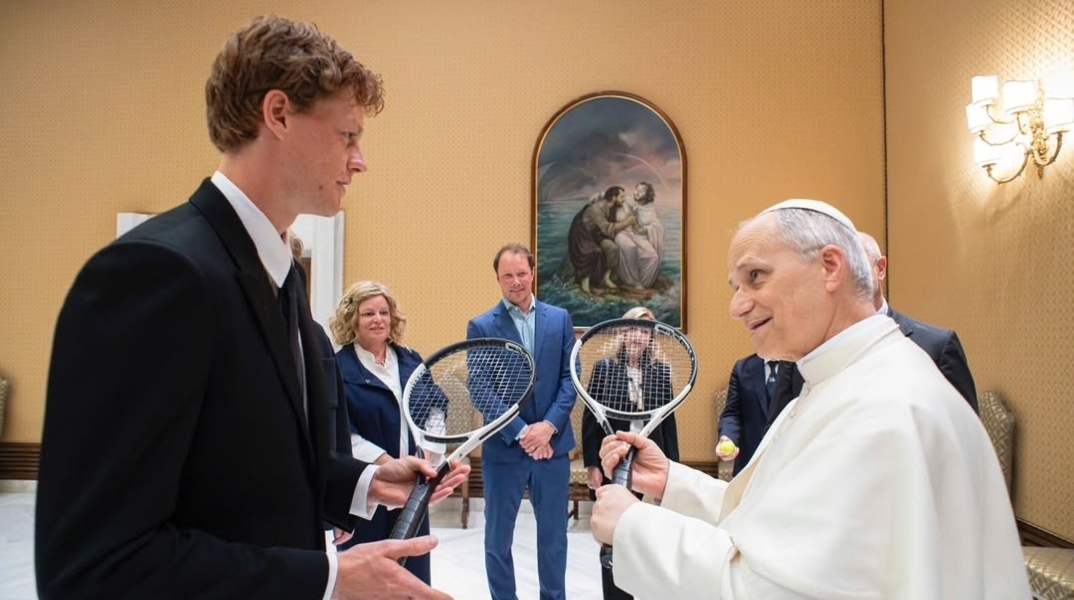 Ο Ιταλός τενίστας Γιανίκ Σίνερ με τον Πάπα Λέοντα ΙΔ' στο Βατικανό