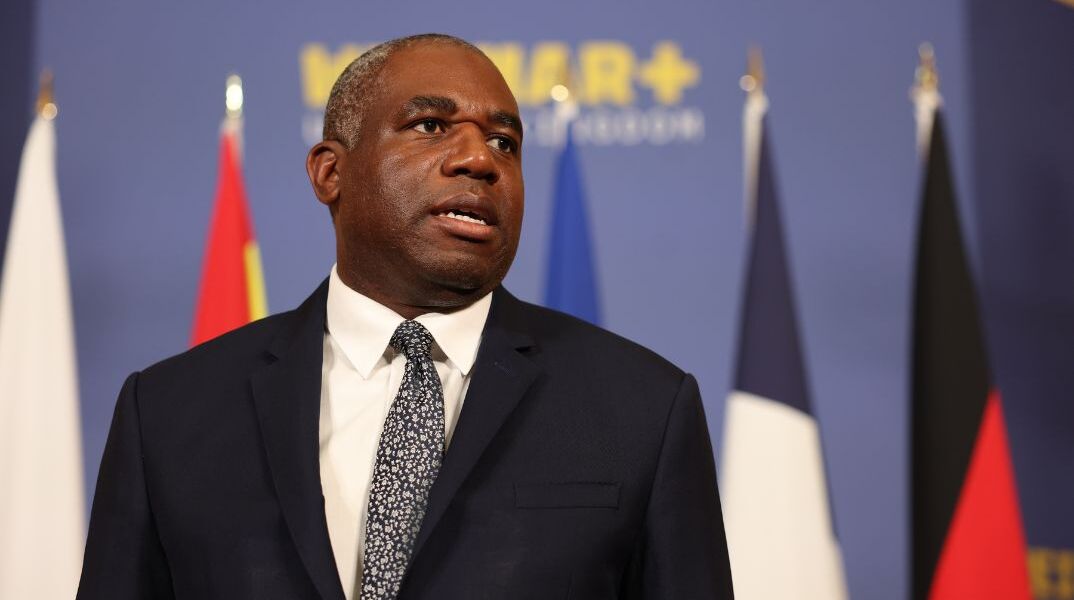 Βρετανία: Ο ΥΠΕΞ πήρε ταξί από την Γαλλία για την Ιταλία και φέρεται να αρνήθηκε να πληρώσει