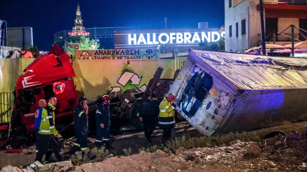 τροχαιο, φορτηγο, συντριμια, πυροσβεστες, οχηματα, περαστικο 