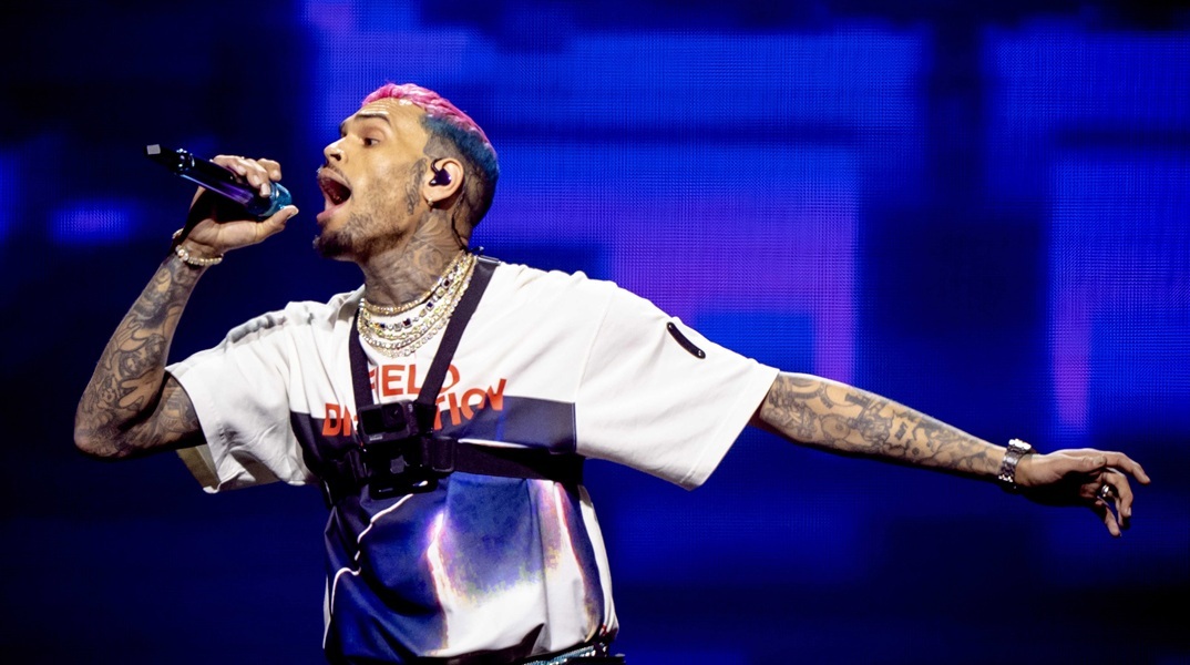 Ο Κρις Μπράουν συνελήφθη (ξανά) επειδή φέρεται να χτύπησε παραγωγό μουσικής με μπουκάλι τεκίλα