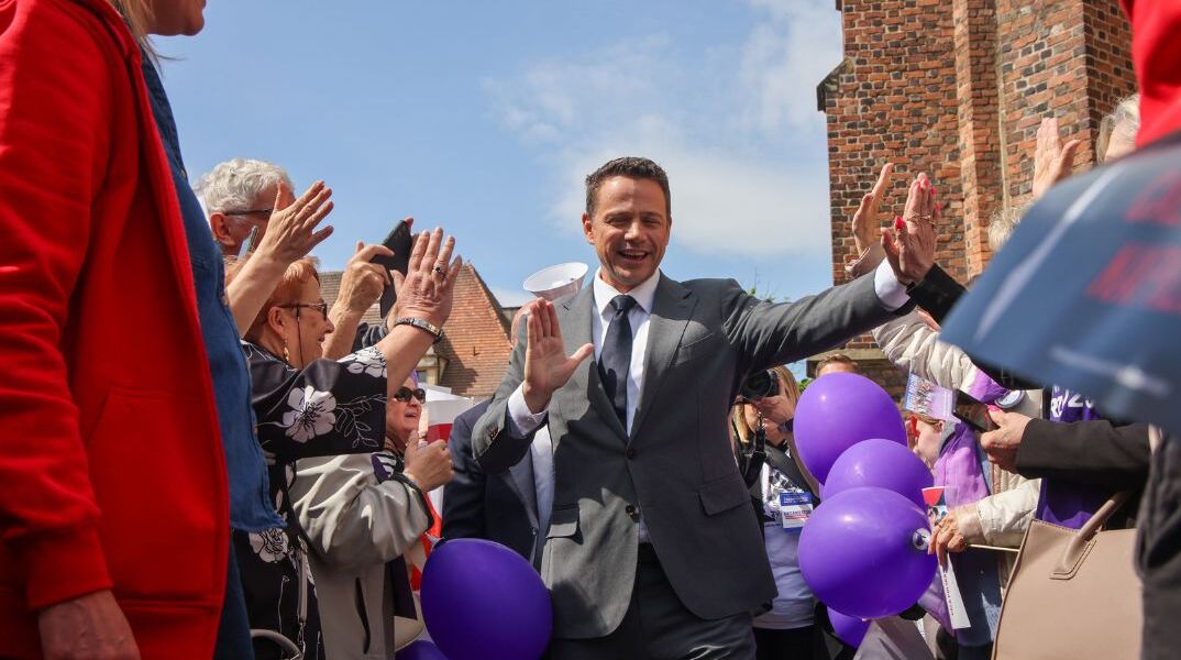 Πολωνία: Προβάδισμα του κεντρώου υποψηφίου στις προεδρικές εκλογές