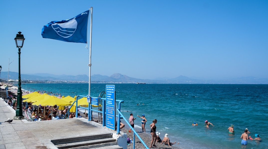 Γαλάζια σημαία στη παράλια του Λουτρακίου